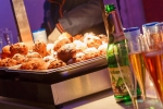 À Efteling, les visiteurs se voient offrir une coupe de vin mousseux et un beignet traditionnel.