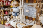 L’architecte Numérobis dans la file d’attente de son attraction au Parc Astérix.