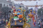 Donald et ses amis font le spectacle lors de la parade d’Halloween de Disneyland Paris.