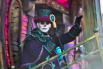 De mystérieux personnages habitent le manoir hanté sur le char de Mickey de la parade d’Halloween.