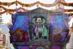 Mickey sur son char pendant la parade appelée La Célébration Halloween de Mickey.