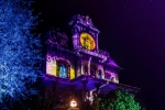 L’attraction Phantom Manor pendant la soirée du 31 octobre d’Halloween à Disneyland Paris.