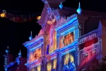 Les animations en mapping sur les façades de Main Street U.S.A pendant la saison Halloween.