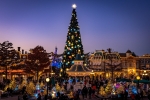 La magie de Noël opère dès l’entrée du Parc Disneyland.