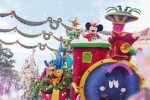 Mickey est le maître de cérémonie de la Parade de Noël.