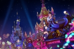 Les Princesses Disney saluent les visiteurs lors de la parade de Noël.