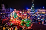 Dès la nuit tombée, la Parade de Noël s’illumine et émerveille le public.
