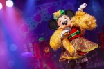  Minnie , Mickey et tous leurs amis entonnent des chants de Noël traditionnels.