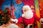 Les petits et grands enfants peuvent rencontrer le Père Noël à Disneyland Paris.