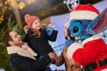 Venez embrasser Stitch déguisé en Père Noël à Disneyland Paris.