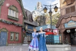 La saison de Noël fait son arrivée dans Le Monde de La Reine des Neiges à Disneyland Paris.