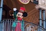 Mickey salue les visiteurs tous les jours à l’ouverture du parc.
