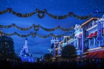 Des flocons de neige tombent sur Main Street U.S.A. à Disneyland Paris.