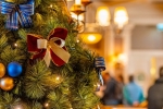 L’hôtel Newport Bay Club est décoré avec d’élégants sapins de Noël.