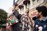 Toute une gamme d'articles de Noël est disponible dans les boutiques de Disneyland Paris.