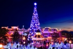 Le sapin illuminé au Parc Disneyland.