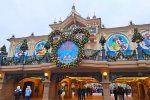 L’entrée du parc Disneyland décoré pour Noël.