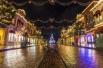 Les décorations de Noël et le château à Disneyland Paris.