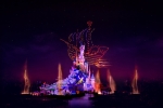 Le majestueux bateau pirate du film Peter Pan apparaît sous les yeux éblouis des spectateurs.