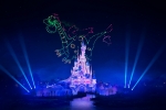 Elliott le Dragon fait son apparition dans le ciel de Disneyland Paris.