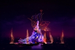 Le bateau du film Peter Pan fait son apparition au dessus du château lors de le Disney Electrical Sky Parade.