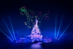 Eliott le Dragon fait partie des chars lumineux représentés lors de la Disney Electrical Sky Parade.