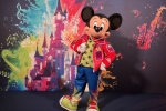 Les costumes des personnages et danseurs sont hauts en couleurs.