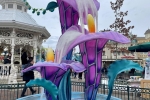 De magnifiques sculptures florales ont jailli devant le Château de la Belle au Bois Dormant.