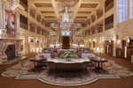 Au milieu du lobby transformé, se trouve un magnifique chandelier en cristal.