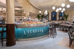 En bonne brasserie française, on y trouve un écailler pour une dégustation de fruits de mer.
