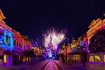 Le show nocturne Disney Tales of Magic intègre du mapping sur les façades de Main Street.