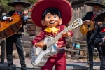 Le personnage Coco à Disneyland Paris durant le Disney Music Festival.