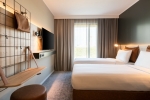 Les chambres spacieuses de l’hôtel Moxy Val d’Europe.