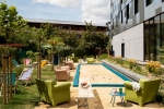 Profitez de l’extérieur de l’hôtel Moxy Val d’Europe.