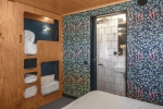 Les chambres de l’hôtel Eklo ont un design minimaliste qui en fait un hôtel atypique à Disneyland Paris.