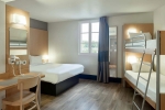 Une chambre familiale de l’hôtel B&B tout proche de Disneyland Paris.
