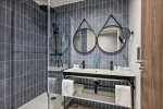Salle de bain d’une chambre de l’hôtel Akena.