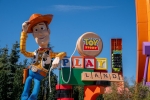 Une nouvelle statue de Woody est installée sur l’une des entrées de Toy Story Playland.