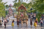 Cette mini parade défile jusqu’à 4 fois par jours devant le public.