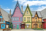 Tout comme à Hong Kong Disneyland, les façades des bâtiments seront colorées comme dans le film.