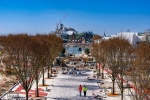 La future allée Adventure Way en construction à Disneyland Paris avec, en fond, la zone Reine des Neiges.