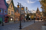 Les façades colorées du nouveau land de La Reine des Neiges à Disneyland Paris.