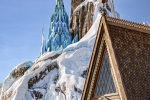La Montagne du Nord domine tout le land de la Reine des Neiges dans le parc Disney Adventure World.