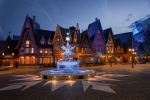 La fontaine ornée de son flocon gelé est un lieu emblématique du village d’Arendelle.