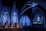 Une embarcation de l’attraction Frozen Ever After dans une scène culte du parcours de l’attraction.