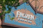 L’enseigne de l’attraction Frozen Ever After à Disneyland Paris.