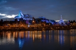 Le Monde de La Reine des Neiges de nuit vu de l’autre coté du lac Adventure Bay.