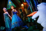 Les robots audio-animatroniques de l’attraction Frozen Ever After sont très réalistes.
