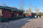 Les kiosques de vente à emporter le long du lac d’Aventure Bay.