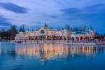 Photo du restaurant The Regar View Restaurant and Lounge face au lac d’Adventure Bay.